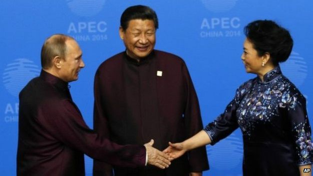 Putin saludó oficialmente a la primera dama y a su marido, Xi Jinping, en un momento más formal. Putin saludó oficialmente a la primera dama y a su marido, Xi Jinping, en un momento más formal.