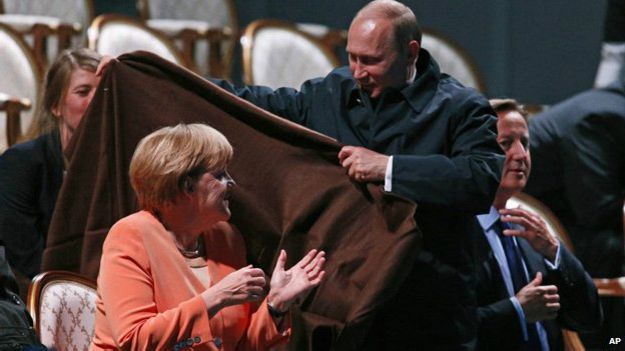 Las habilidades galantes de Putin con el frío ya habían sido demostradas con Ángela Merkel. Las habilidades galantes de Putin con el frío ya habían sido demostradas con Ángela Merkel.