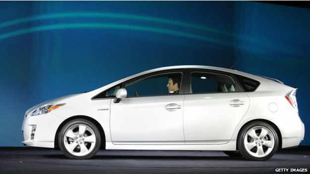 Ahora muchos vehículos, como el modelo Prius de Toyota, tiene un sistema híbrido de combustible. Ahora muchos vehículos, como el modelo Prius de Toyota, tiene un sistema híbrido de combustible.