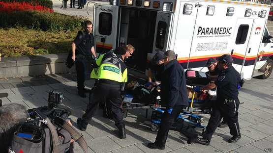 Paramédicos y policías transportan a una víctima del ataque en el Monumento de la Guerra en Ottawa. Un soldado que hacía la guardia de honor resultó herido y algunas informaciones indican que habría muerto tras ser llevado al hospital, aunque no ha sido confirmado oficialmente. Paramédicos y policías transportan a una víctima del ataque en el Monumento de la Guerra en Ottawa. Un soldado que hacía la guardia de honor resultó herido y algunas informaciones indican que habría muerto tras ser llevado al hospital, aunque no ha sido confirmado oficialmente.