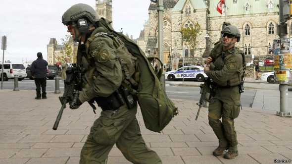 La policía advirtió a quienes se encuentran en el centro de Ottawa que se mantengan lejos de ventanas y techos. La policía advirtió a quienes se encuentran en el centro de Ottawa que se mantengan lejos de ventanas y techos.