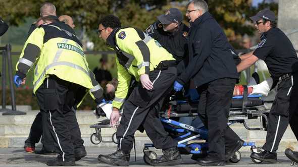 Un soldado que estaba de guardia fue herido en el ataque. Un soldado que estaba de guardia fue herido en el ataque.