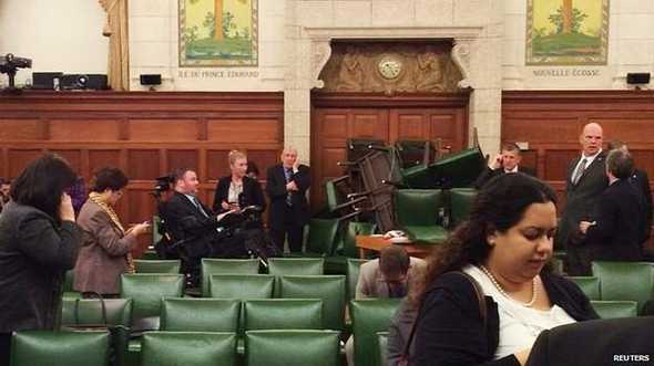 Esta imagen muestra a miembros del Partido Conservador encerrados en una de las salas del parlamento poco después de que comenzara el tiroteo con sillas apiladas formando una barricada delante de la puerta. Esta imagen muestra a miembros del Partido Conservador encerrados en una de las salas del parlamento poco después de que comenzara el tiroteo con sillas apiladas formando una barricada delante de la puerta.