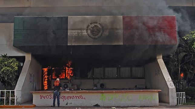 AFP El ayuntamiento de Iguala, donde gobernaba el alcalde prófugo José Luis Abarca, incendiado por los manifestantes AFP El ayuntamiento de Iguala, donde gobernaba el alcalde prófugo José Luis Abarca, incendiado por los manifestantes