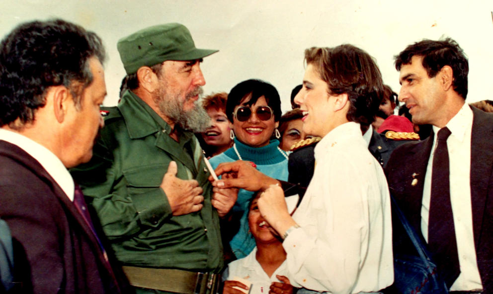Ecuador. Una mujer pide un autógrafo. Temían un atentado con un bolígrafo envenenado, por eso Sánchez se lo quita a Castro. Leer más: Fidel Castro es un capitalista de yates, jamón de pata negra y whisky de 12 años - Noticias de Mundo http://bit.ly/1wn5TG0Ecuador. Una mujer pide un autógrafo. Temían un atentado con un bolígrafo envenenado, por eso Sánchez se lo quita a Castro. Ecuador. Una mujer pide un autógrafo. Temían un atentado con un bolígrafo envenenado, por eso Sánchez se lo quita a Castro. Leer más: Fidel Castro es un capitalista de yates, jamón de pata negra y whisky de 12 años - Noticias de Mundo http://bit.ly/1wn5TG0Ecuador. Una mujer pide un autógrafo. Temían un atentado con un bolígrafo envenenado, por eso Sánchez se lo quita a Castro.