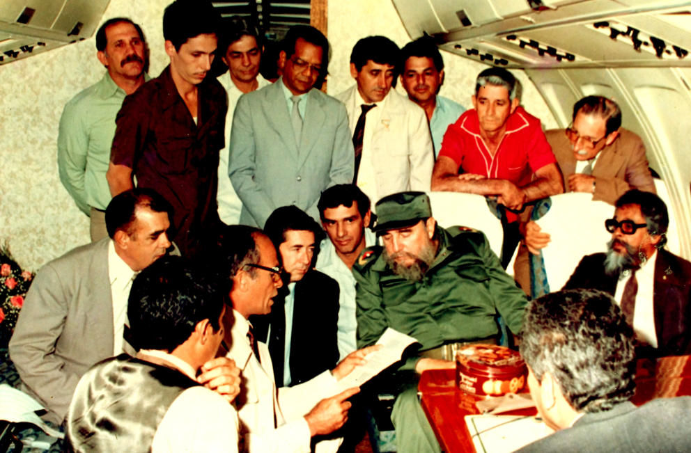 En el Ilyushin presidencial, de regreso de Ecuador. Sánchez está acuclillado, justo junto a Castro. En el Ilyushin presidencial, de regreso de Ecuador. Sánchez está acuclillado, justo junto a Castro.