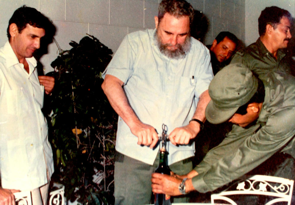 Cumpleaños de Fidel en Punto Cero. Sánchez (i) se dispone a anotar el nombre del vino. Cumpleaños de Fidel en Punto Cero. Sánchez (i) se dispone a anotar el nombre del vino.