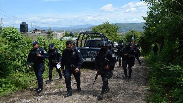 EFE Policías investigan las fosas en Iguala, México