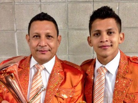 Aldo Sarabia (derecha) en una fotografía con su padre. Foto: Tomada de Twitter