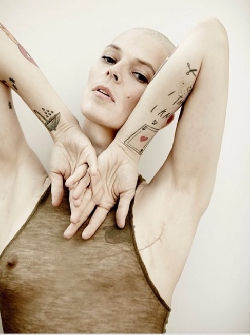 La modelo posa para el lanzamiento de una revista VEIN MAGAZINE
