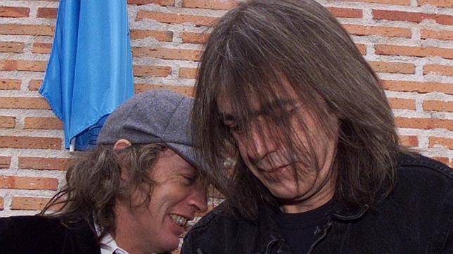 AFP Angus y Malcolm Young sonríen durante la inauguración de una calle con su nombre en Leganés, Madrid.
