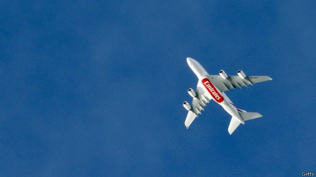 Mientras recorre el mundo de vuelo en vuelo, también trabaja. Mientras recorre el mundo de vuelo en vuelo, también trabaja.