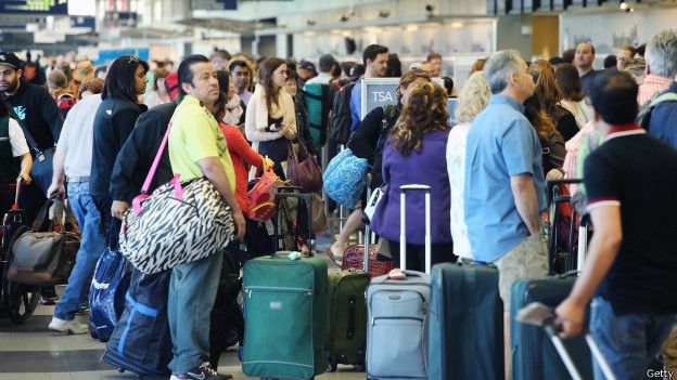 Pocas veces hace colas como ésta, ya que suele viajar en primera clase. Pocas veces hace colas como ésta, ya que suele viajar en primera clase.
