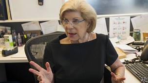 Nina Totenberg quiere que el futuro dueño sea un violinista, no un coleccionista. Nina Totenberg quiere que el futuro dueño sea un violinista, no un coleccionista.