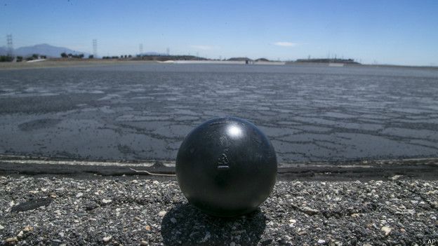 Con las pelotas huecas se logrará evitar que se evaporen cada año más de 1,1 millones de metros cúbicos de agua. Con las pelotas huecas se logrará evitar que se evaporen cada año más de 1,1 millones de metros cúbicos de agua.