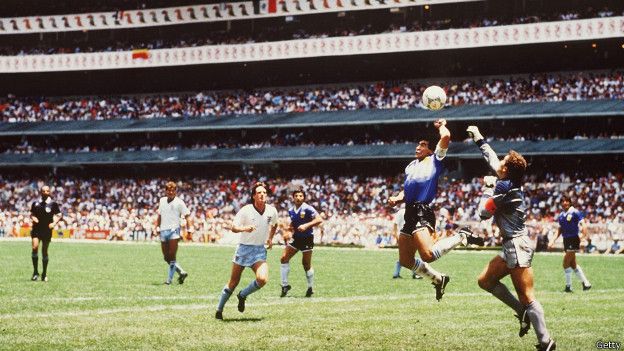 Maradona marcó el primer gol frente a Inglaterra gracias a la que bautizó Maradona marcó el primer gol frente a Inglaterra gracias a la que bautizó