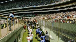 Los jugadores saltan a la cancha cuatro años después del fin de la guerra entre Argentina y Reino Unido por las islas Malvinas/Falklands. Los jugadores saltan a la cancha cuatro años después del fin de la guerra entre Argentina y Reino Unido por las islas Malvinas/Falklands.