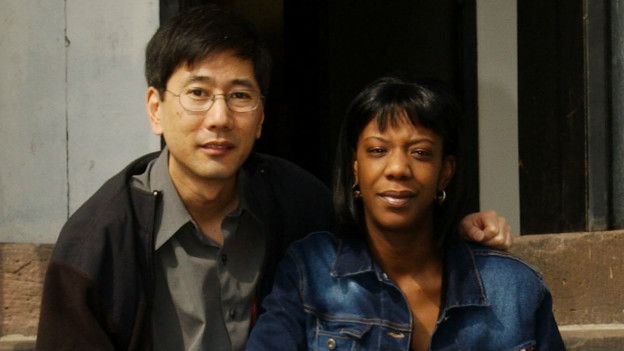 Marcy Borders posó con el fotógrafo que tomó su imagen cubierta por el polvo en la Zona Cero en 2002. Marcy Borders posó con el fotógrafo que tomó su imagen cubierta por el polvo en la Zona Cero en 2002.