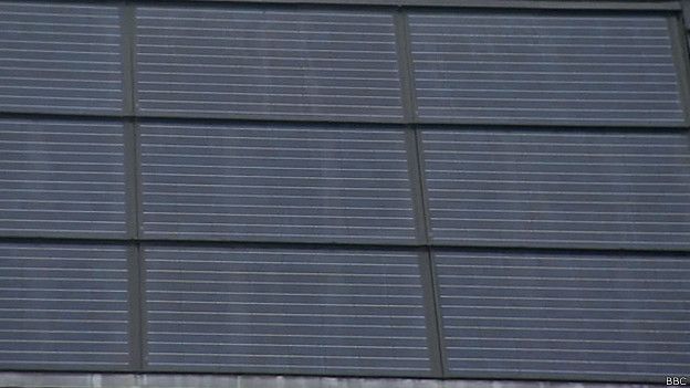 La vivienda funciona con paneles solares. La vivienda funciona con paneles solares.