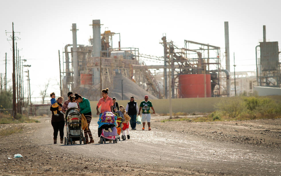 ¿Afortunados? Laguna del Rey es hoy la tercera potencia mundial de sulfato de sodio, los habitantes están asentados en una fortuna que pertenece a Peñoles. Foto: Héctor García