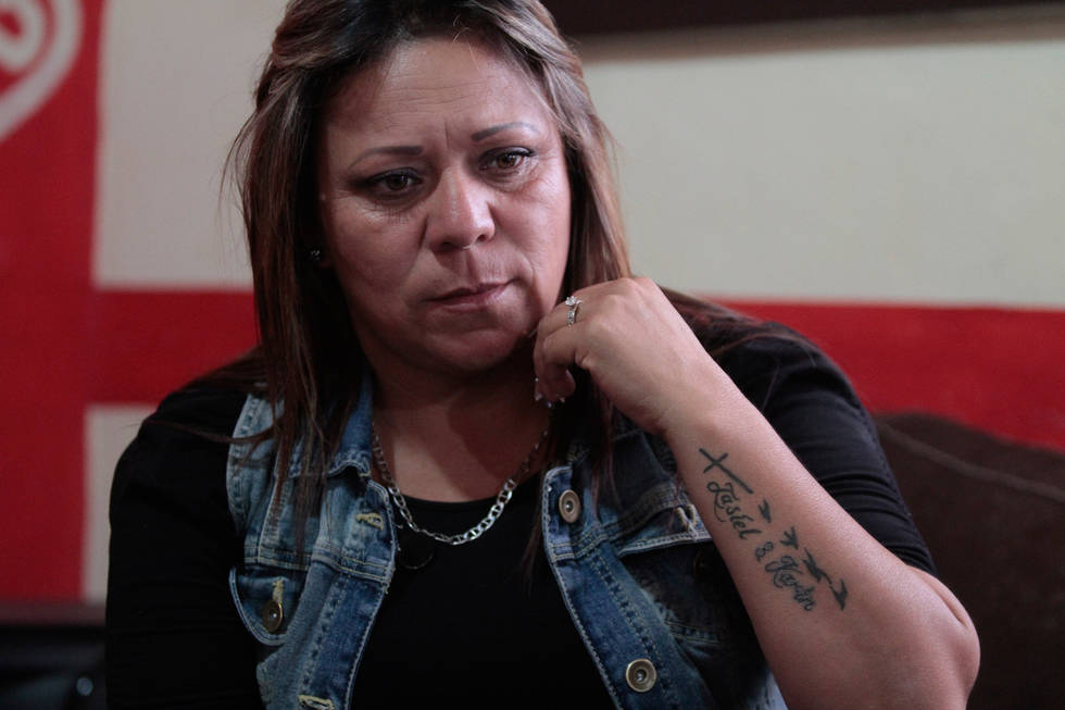 Laura perdió a su hermano y a su sobrino Ella lo intentó también pero la salvaron a tiempo. Hoy lleva tatuadas unas golondrinas que despiden los nombres de sus seres queridos.