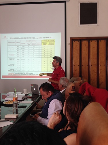 Andrés Plascencia Álvarez, Director de Alumbrado Público de Tlaquepaque, exponiendo personalmente el proyecto ante las Comisiones Edilicias de Guadalajara. 