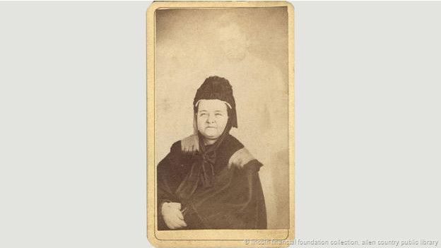 Mumler fue acusado de fraude por fotografías como ésta, que muestran al fondo una imagen del fallecido presidente de Estados Unidos Abraham Lincoln. Mumler fue acusado de fraude por fotografías como ésta, que muestran al fondo una imagen del fallecido presidente de Estados Unidos Abraham Lincoln.