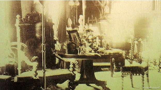 La supuesta aparición de Lord Combermere es un ejemplo de fotografía fantasmal creada con una exposición doble. La supuesta aparición de Lord Combermere es un ejemplo de fotografía fantasmal creada con una exposición doble.