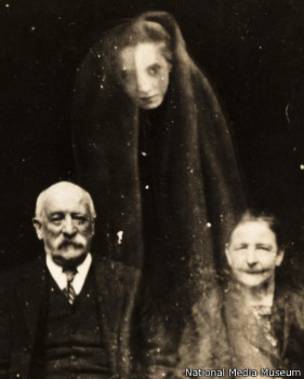William Hope era un maestro de la creación de fotografías con fantasmas exponiendo la placa fotográfica dos veces. William Hope era un maestro de la creación de fotografías con fantasmas exponiendo la placa fotográfica dos veces.
