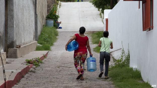 Tres empresas concentran el 82% del mercado de agua embotellada en México: la francesa Danone y las estadounidenses Coca-Cola y PepsiCo. Tres empresas concentran el 82% del mercado de agua embotellada en México: la francesa Danone y las estadounidenses Coca-Cola y PepsiCo.