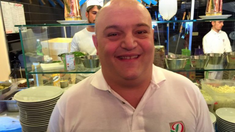 Enzo Cacciale, el dueño de Don Ernesto, le entregó personalmente la pizza al Papa Enzo Cacciale, el dueño de Don Ernesto, le entregó personalmente la pizza al Papa