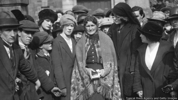 La activista Gonne (en la foto, la más alta) acompañó las protestas tras la muerte de prisioneros políticos en Dublín, en marzo de 1921. La activista Gonne (en la foto, la más alta) acompañó las protestas tras la muerte de prisioneros políticos en Dublín, en marzo de 1921.
