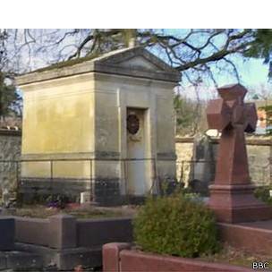 El cementerio donde había sido enterrado el pequeño Georges fue el escenario para el encuentro de Maud con su exmarido. El cementerio donde había sido enterrado el pequeño Georges fue el escenario para el encuentro de Maud con su exmarido.