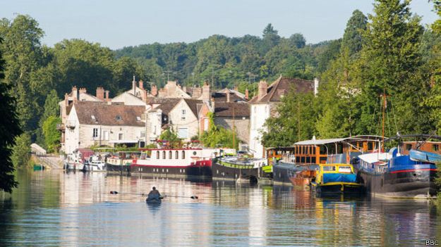 Samois-sur-Seine fue el refugio de Maud Gonne y el lugar de entierro de su hijo Georges. Samois-sur-Seine fue el refugio de Maud Gonne y el lugar de entierro de su hijo Georges.