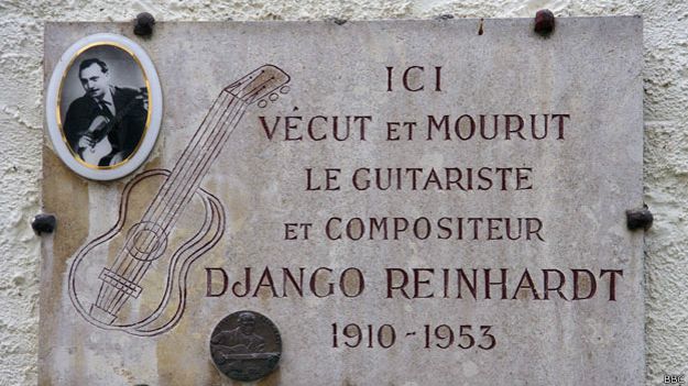 Placa de Reinhardt en el cementerio francés. Placa de Reinhardt en el cementerio francés.
