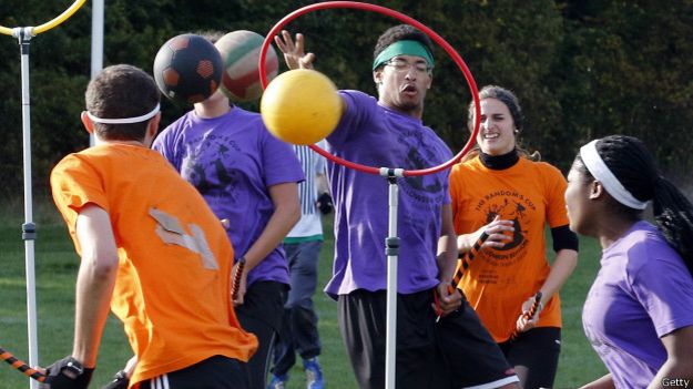 Los jugadores están obligados a correr con un palo, lo que dificulta controlar la pelota. Los jugadores están obligados a correr con un palo, lo que dificulta controlar la pelota.