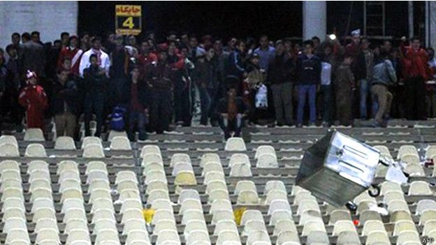 Los hinchas del Tractor Sazi comenzaron a dañar las instalaciones del estadio donde jugaba su equipo. Los hinchas del Tractor Sazi comenzaron a dañar las instalaciones del estadio donde jugaba su equipo.