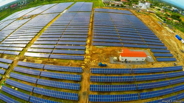 A diferencia de los paneles fotovoltaicos, los de la planta de Marruecos se usan para calentar un fluido de transferencia que se emplea para generar vapor, que mueve unas turbinas que generan electricidad. A diferencia de los paneles fotovoltaicos, los de la planta de Marruecos se usan para calentar un fluido de transferencia que se emplea para generar vapor, que mueve unas turbinas que generan electricidad.