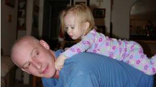 El padre de Chrissy también tiene cancer. Fue diagnosticado en 2008. El padre de Chrissy también tiene cancer. Fue diagnosticado en 2008.