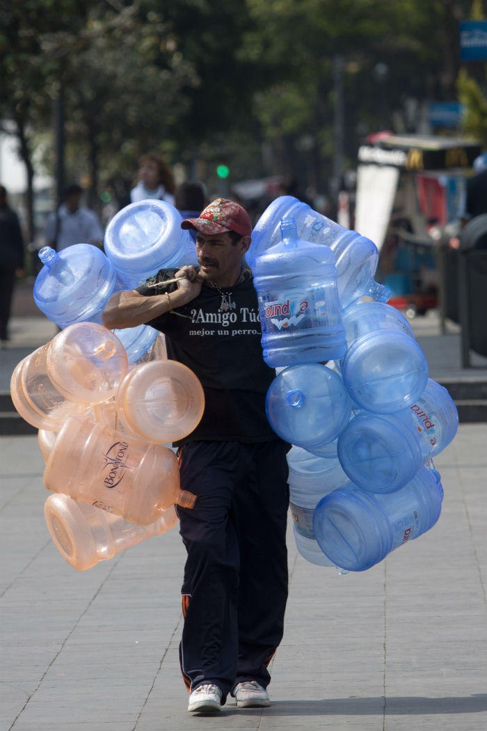 Los mexicanos gastan a la semana 53 pesos en la compra de bebidas, según una encuesta de 2014. Foto: Cuartoscuro Los mexicanos gastan a la semana 53 pesos en la compra de bebidas, según una encuesta de 2014. Foto: Cuartoscuro
