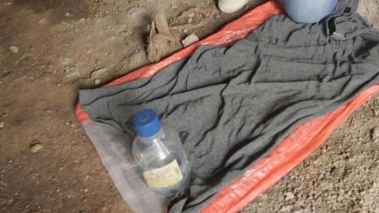 El plástico y la botella de alcohol etílico que sirve para frenar el sangrado genital El plástico y la botella de alcohol etílico que sirve para frenar el sangrado genital