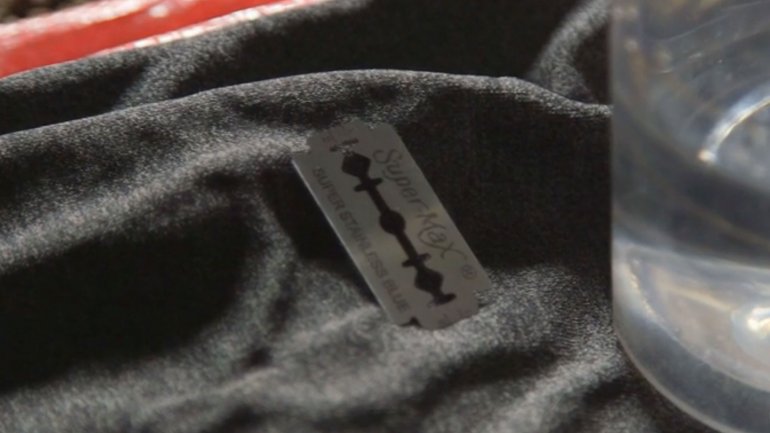 La cuchilla de afeitar que es utilizada para la ablación. También suelen usar vidrios, tijeras y cuchillos La cuchilla de afeitar que es utilizada para la ablación. También suelen usar vidrios, tijeras y cuchillos