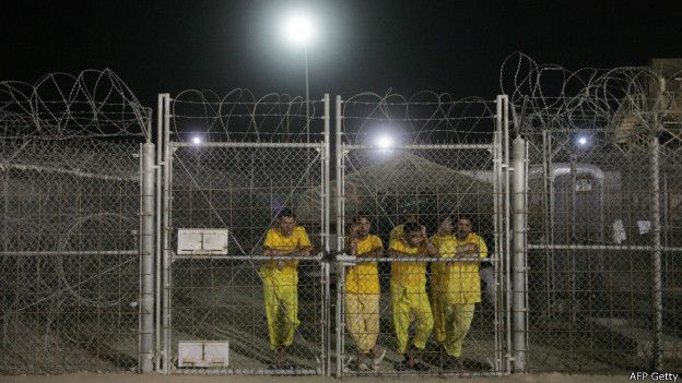 Llegó a tener 27.000 detenidos repartidos en 24 campos y clasificados con trajes de colores según su estatus. Llegó a tener 27.000 detenidos repartidos en 24 campos y clasificados con trajes de colores según su estatus.