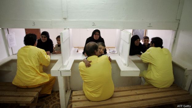 En Camp Bucca los detenidos tenían derecho a visitas familiares, entre otros. En Camp Bucca los detenidos tenían derecho a visitas familiares, entre otros.