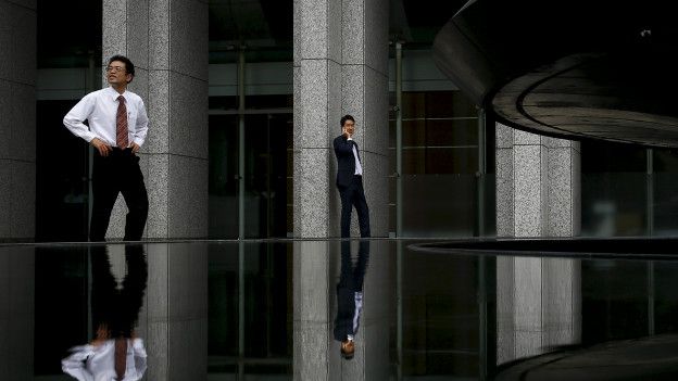 Los empleados en Japón prefieren no comentar sobre las costumbres internas de sus compañías. Los empleados en Japón prefieren no comentar sobre las costumbres internas de sus compañías.