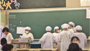 El Japón, las escuelas no tienen comedores y la merienda la sirven los niños en los salones. El Japón, las escuelas no tienen comedores y la merienda la sirven los niños en los salones.