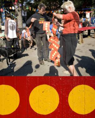 El gobierno danés se hace de la vista gorda con lo que ocurre en Christiania, que en 2006 celebró 30 años de existencia. El gobierno danés se hace de la vista gorda con lo que ocurre en Christiania, que en 2006 celebró 30 años de existencia.