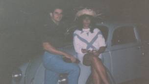 Naldo junto a Oliveira: una de las pocas fotos que la escritora conserva de su relación con el fallecido narco. (Foto cortesía de Raquel de Oliveira) Naldo junto a Oliveira: una de las pocas fotos que la escritora conserva de su relación con el fallecido narco. (Foto cortesía de Raquel de Oliveira)