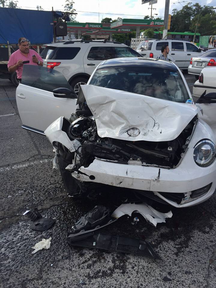 Así quedo el carro de la víctima de asalto.