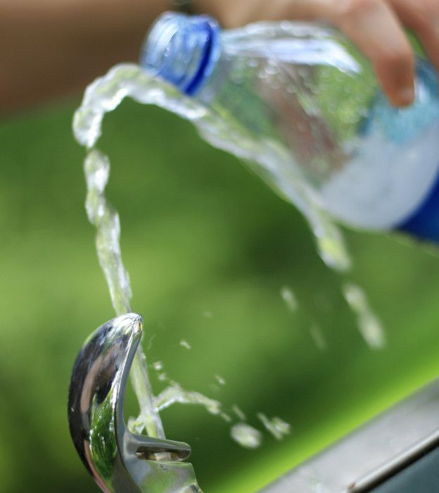 Los expertos coinciden en que el mayor riesgo para la salud asociado a la reutilización de las botellas de plástico es microbiológico. Los expertos coinciden en que el mayor riesgo para la salud asociado a la reutilización de las botellas de plástico es microbiológico.